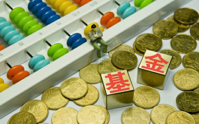  虧損基金給自己當裁判員,業績比較基準“適時”變更