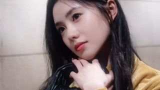 必看,劉浩存,燈芯絨,套裝,俏皮,靈動 劉浩存姜黃色燈芯絨套裝，夜色中俏皮又靈動，必看！