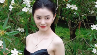 劉浩存,吊帶,禮服,驚呼,不已,網友 劉浩存穿上黑色吊帶禮服裙，網友們驚呼不已！